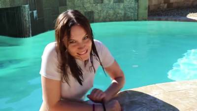 Pool Photoshoot Turns Into Blowjob Next To Random Model - upornia.com