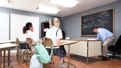 Stud pleasing these horny teens in class - icpvid.com