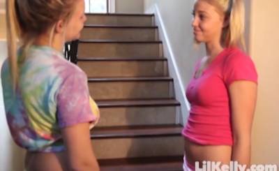 Lil Kelly plays with her best friend and blonde girlfriend - hotmovs.com - Usa