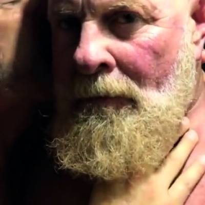 He resists being kissed....a bit - icpvid.com