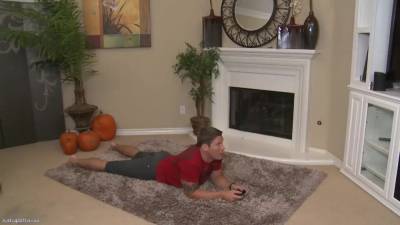 Elaina Raye - Gets Monster Cumshot - upornia.com