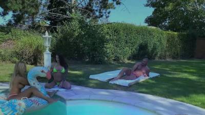 MARISKAX Sacha and Medusa share a cock on a road trip - icpvid.com