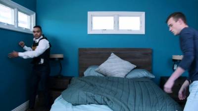 Muscled black cop barebacks thin bottom - nvdvid.com