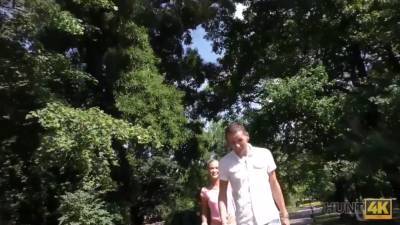 Perfekt Rasierte Muschi Und Enger Arsch Kommen In Die Hande Des Jagers - hclips.com