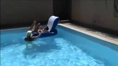 elle fist sa copine dans la piscine - icpvid.com
