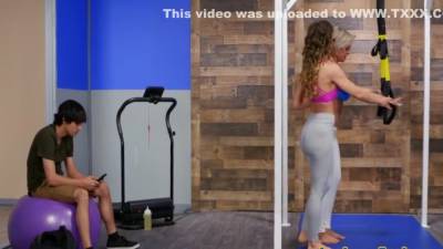 Booty Milf Sucks And Rides Lil Guy After Fitness - hotmovs.com