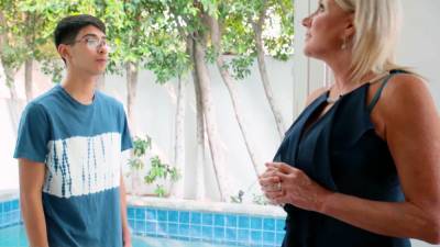 This hot MILF keep watching me cleaning her pool - icpvid.com