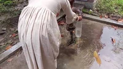 Ajanabi Pani Peene Ghar Andar Aya Or Mujhe Chod Ke Chala Gya - hclips.com