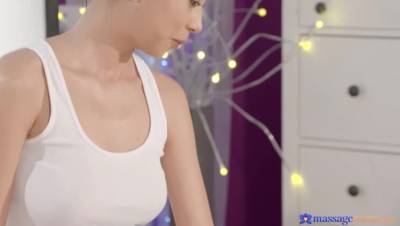 G-spot orgasm for horny lesbian teen - porntry.com