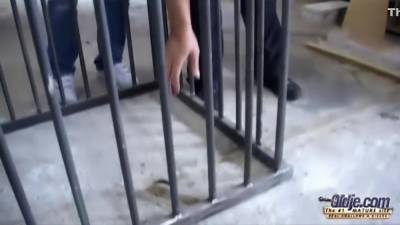 Who Boss - upornia.com