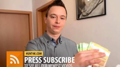 HUNT4K. Guy counts money while best friend is fucking - nvdvid.com