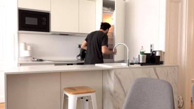 HUNT4K. Guy counts money while best friend is fucking - nvdvid.com