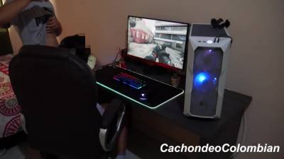 Cogiendome A Mi Hermanastra Nalgona Mientras Juega Cold War En Su Habitacion - hclips.com