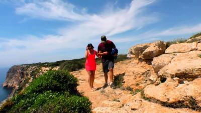 Amateur bitch eats a big cock on the beach - nvdvid.com