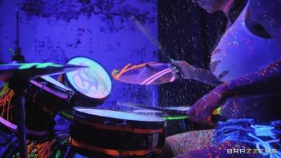 Felicity Feline - The Drummer With Felicity Feline - upornia.com