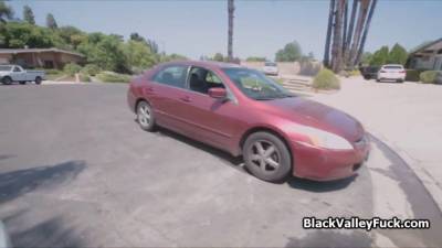 Black beauty caught masturbating at car wash - sexu.com