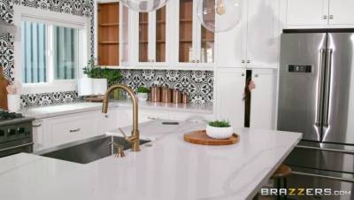 Vanna Bardot - Keiran Lee - Jean Shorts - Sneaking A Peek - xxxfiles.com