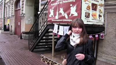 Teen girl to the older man behind the camera - webmaster.drtuber.com - Russia