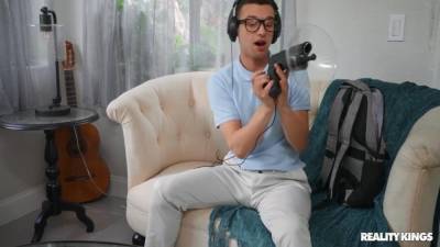 Mina Moon - Spying On The Horny Zoomer - upornia.com