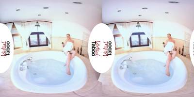 Bathtime With MILF Natalie - icpvid.com