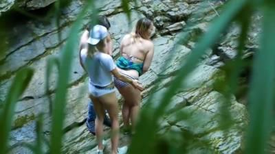 Heiber Fick Mit Zwei Madels Am Wasserfall - upornia.com