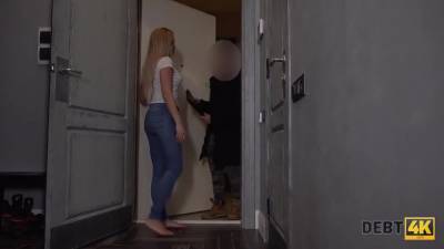 Darina Ne Peut Pas Payer Sa Dette Pour Devant Chasse - hclips.com