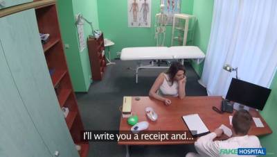 Holiday maker strikes a sexual deal - porntry.com