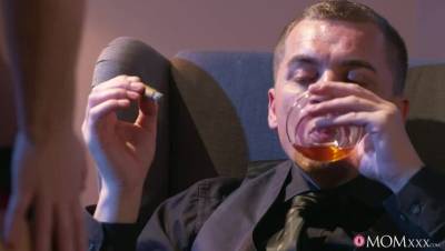 Mature blonde seduces in stockings - veryfreeporn.com