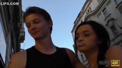 Teen Ha Bisogno Di Soldi Per Pour Gioielleria, Quindi Perche - hclips.com