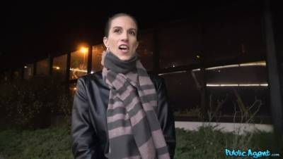 Night time outdoor sex at the station - veryfreeporn.com