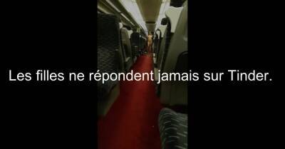 Mere de famille s'exhibe et se doigte dans le train - drtuber.com - France