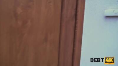 Luomo Parlera Con Il Capo In Cambio Di Sesso Con Il Debitore - upornia.com