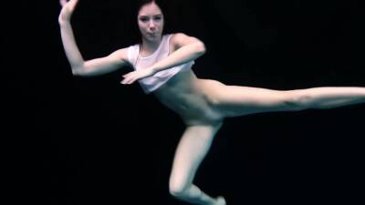 Swimming Naked And Horny Undressing Teens In The Pool - upornia.com