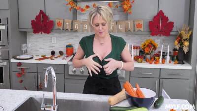 Stuffing Her Thanksgiving Pussy With Dee Williams - hclips.com