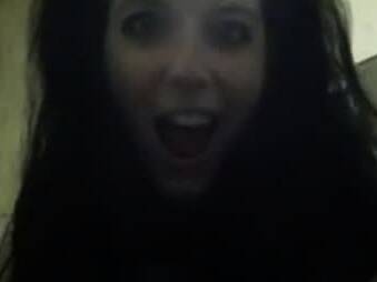 Hottie rubs furiously and cums while standing - nvdvid.com