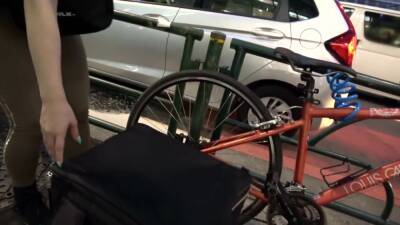 チャリンコ漕いで荷物を届ける配達女子をホテルに呼び出し強引に口説いてそのまま即ハメ - txxx.com - Japan