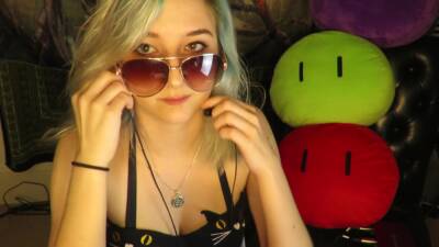 Aftyn Rose - Popsicle Sucking & Mouth Sounds On The Beach - hclips.com