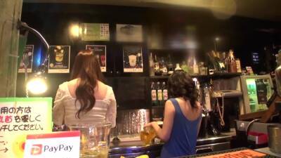 ドエロボディの淫乱スナックママ男のチンポを吟味して酔った勢いでめちゃくちゃハメる - txxx.com - Japan