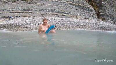 Flashing at the seaside - xxxfiles.com