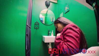 Schoolgirl Sucks Dick At The Gloryhole - upornia.com - Britain