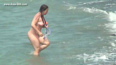 peeping Naturist Beach.38 - hclips.com
