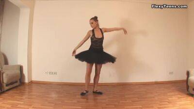 Linda - Brunette Skinny Gymnast Linda Paro Spreading Legs - upornia.com - Russia