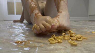 Relax To Sploshing In Spaghetti Hoops - Wam Video - hclips.com