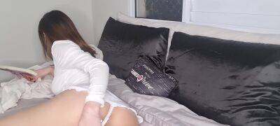 Julie Oliver Se Masturbando Enquanto Le Livro Hot - hclips.com