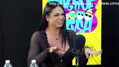 Danny Macinni Mostrando O Peitao No Podcast - upornia.com