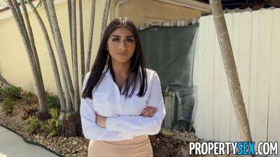 Real Estate Agent With massive Natural breasts and butt Motivates Handyman To Get Work Done - sunporno.com