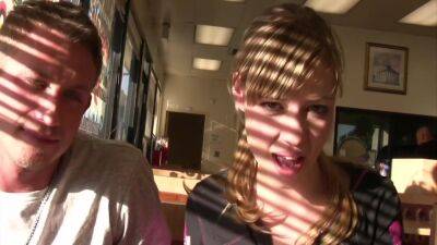 Dachdecker Begutachtet Wie Von Innen Auf Dem Dach - upornia.com - Germany