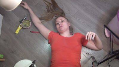 Smoking On The Floor - hclips.com