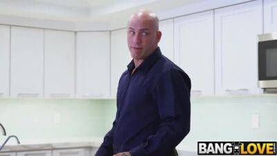 Nikki Benz Gets Her Pipes Fixed - veryfreeporn.com