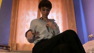 Short haired brunette fingering herself - drtuber.com